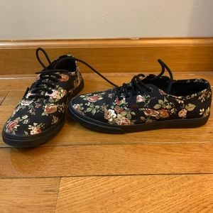 Vans Floral black sneakers like new worn once size 5.5 in women’s w shoe laces
